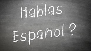 Auf einer Tafel steht "Hablas espagnol?"