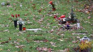 Gräber der Menschen ohne Angehörige auf einem Friedhof.  
