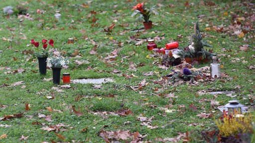 Gräber der Menschen ohne Angehörige auf einem Friedhof.  