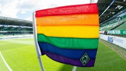 Eine Regenbogenfahne am Eckpunkt im Fußballstadion