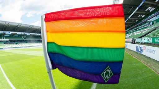 Eine Regenbogenfahne am Eckpunkt im Fußballstadion
