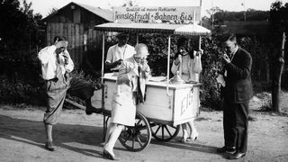 Eisverkäufer mit einem Handwagen in Berlin - 1932 - Originalaufnahme im Archiv von ullstein bild.