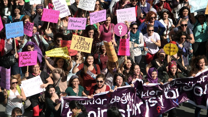 Frauen protestieren gegen Diskriminierung, Gewalt und sexuelle Übergriffe
