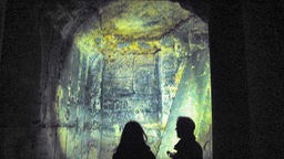 Lichtbeschienene Grotte von Pietersberg in Maastricht