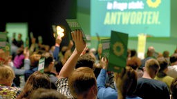 Parteimitglieder der Partei Bündnis 90 / Die Grünen stimmen auf dem Parteitag ab.