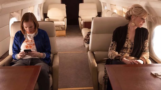 Deborah Vance (Jean Smart) und Ava (Hannah Einbinder) sitzen gemeinsam in einem kleinen Flugzeug.