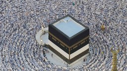 Muslimische Pilger umrunden die Kaaba, das kubische Gebäude der Großen Moschee, während der jährlichen Hadsch-Pilgerfahrt. 