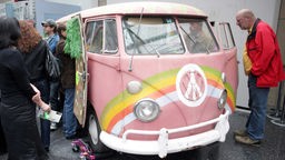 n sogenannter Hippie-Bulli aus Kalifornien wird am Mittwoch (27.04.2011) im Haus der Geschichte der Bundesrepublik in Bonn an seinen Platz geschoben.