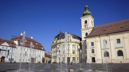 Brukenthal-Palais, Rathaus und rechts die katholische Garnisonskirche am Großen Ring Sibiu/Hermannstadt