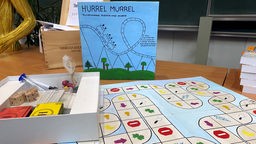 Brettspiel "Hurrel Murrel" ausgepackt auf einem Tisch