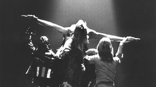 Die Kreuzigungsszene. Die glanzvolle Premiere der Rock-Oper "Jesus Christ Superstar" in deutscher Sprache erlebten rund 3200 Besucher in der Halle Münsterland in Münster, die die letzten sieben Tage von Jesus beschreibt. Aufgenommen im Februar 1972