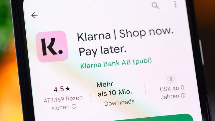 Klarna-App auf einem Handy-Display mit dem Motto "Buy now. Pay Later."