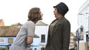 Szene aus dem Film "Kleine schmutzige Briefe" von 2023: Jessie Buckley und Olivia Coleman bei einer Diskussion auf der Straße