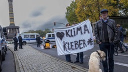 Symbolbild Konflikte: Klima-Kleber auf einer Straße; In Bielefeld wird am 30.10.2024 die ConfliktA eröffnet, die erste Konfliktakademie an einer deutschen Universität