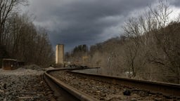 Eisenbahnschienen in der Nähe des Kraftwerks Grant Town in West Virginia 