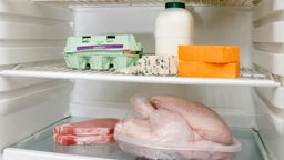 Kühlschrank gefüllt mit Milch- und Fleischprodukten in separaten Fächern
