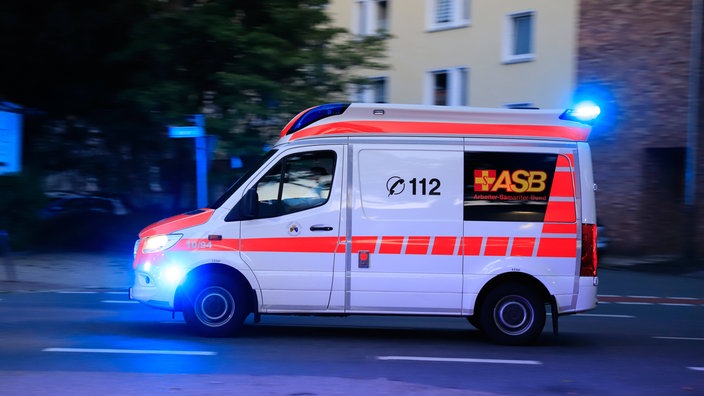 Ein Krankenwagen mit Blaulicht.