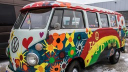 VW Transporter, auch bekannt als Bulli, bemalt im Hippie Stil, auf der Oldtimer und Youngtimer Teile- und Technikmesse mit Oldtimertreffen.