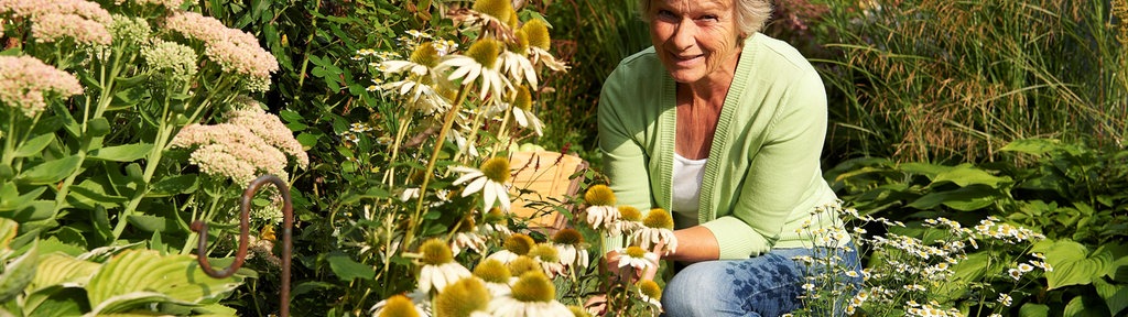 Magdalena "Lene" Fiebig zwischen Blumen in ihrem Garten.