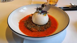Linsensalat mit Büffel-Burrata und Paprika-Chiasamen-Vinaigrette auf einem Teller im Hotel-Restaurant "Zur Post" in Odenthal