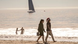 Los Angeles: Menschen gehen am ersten Weihnachtstag 2022 bei milden Temperaturen am Venice Beach in Los Angeles