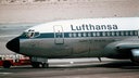 Die von vier Terroristen gekaperte Lufthansa-Boeing "Landshut" steht im Oktober 1977 auf dem Rollfeld des Flugplatzes in Dubai. 