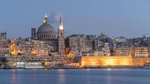 Stadtansicht mit St Pauls Pro Kathedrale und Karmeliterkirche bei Abenddämmerung Valetta Malta