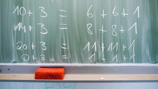Rechnungen stehen am 17.08.2016 auf einer Schultafel im Mathematikunterricht einer 8. Klasse an einer Integrierten Gesamtschule in Hannover.