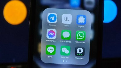 Neun Messenger-Programme, die auf einem iPhone 12 Pro installiert sind, aufgenommen am 3. Dezember 2020. (Telegram, Wire, Signal, Messenger (Facebook), Nachrichten (Apple iOS), WhatsApp, Line, WeChat und Threema)