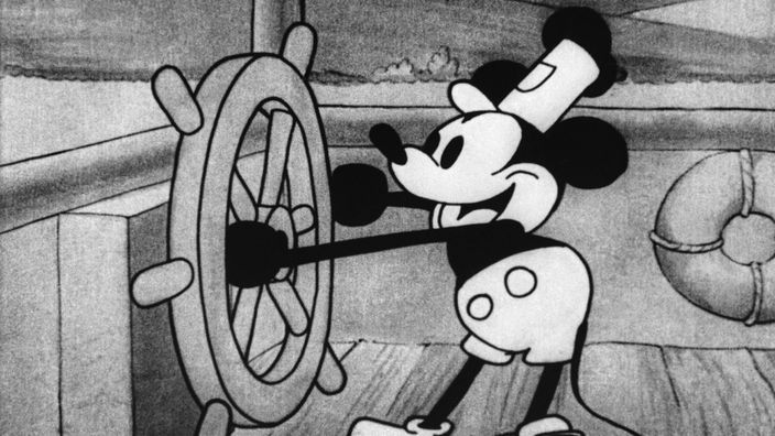 Zeichentrickfigur Micky Maus steuert ein Boot in einem Standbild aus dem Animationsfilm "Steamboat Willie" von Disney.