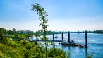 Strahlend blauer Himmel am Rhein.