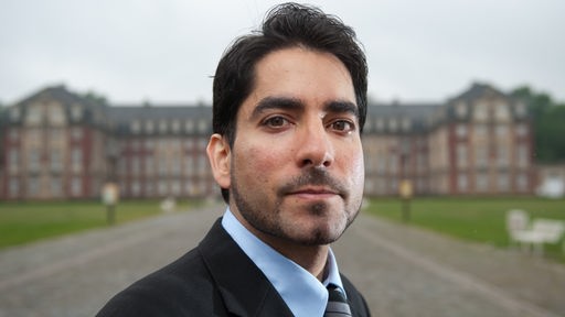 Der Islamwissenschaftler Mouhanad Khorchide, aufgenommen am 31.05.2010 vor dem Schloss in Münster, dem Sitz der Universität. Mouhanad Khorchide lehrt an der Uni Münster Islamische Theologie. Seine Studierenden könnten später als Imame arbeiten.