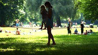 Mutter und Tochter auf der Slackline im Englischen Garten in München.