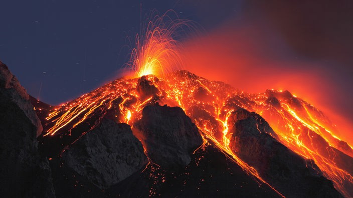 Der Stromboli-Vulkan auf Sizilien spuckt Lava aus