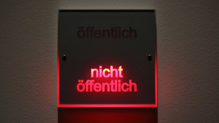 "Nicht öffentlich" steht auf einem Schild.