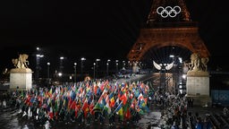 Olympia, Paris 2024, Eröffnungsfeier der Olympischen Sommerspiele, Die Fahnen der Teilnehmer Nationen werden ins Trocadero-Stadion getragen.