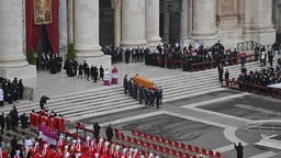 Der Sarg des emeritierten Paptes Benedict XVI. wird über den Petersplatz getragen.