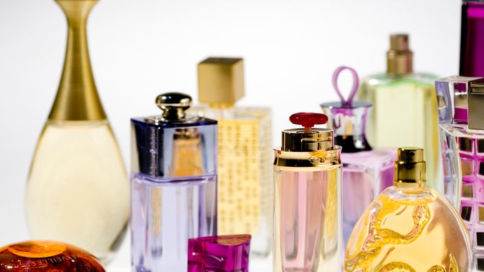 Unterschiedliche Parfumflakons stehen beisammen
