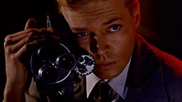 Szene aus dem Film “Peeping Tom”: Karlheinz Böhm blickt als Mark Lewis an seiner Kamera vorbei