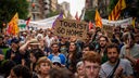  Rund 500 Einwohner Barcelonas protestierten gegen den Massentourismus während einer Ausstellung von Formel-1-Rennwagen in der spanischen Stadt.