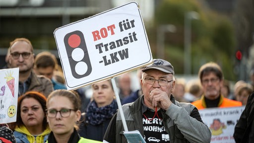 Die «Bürgerinitiative A45 Lüdenscheid» protestiert im Ortsteil Brügge gegen den seit Monaten belastenden Umleitungsverkehr infolge der A 45 Brückensperrung.