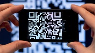 Nahuafnahme eines Smartphones, das einen QR-Code scannt.