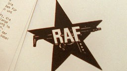 Ein Symbold der RAF auf einem Schreiben der Rote Armee Fraktion (RAF). Die frühere Terroristin der Roten Armee Fraktion (RAF), Daniela Klette (65), ist in Berlin gefasst worden