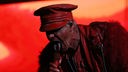 Till Lindemann, Sänger der Band Rammstein, auf der Bühne in rotem Kostüm