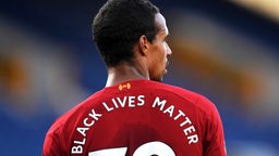 Gegen Rassismus im Sport: Joel Matip vom FC Liverpool trägt ein Trikot mit der Aufschrift "Black Lives Matter".
