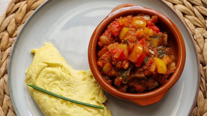 Ratatouille – Französischer Gemüseeintopf mit Omelette roulée
