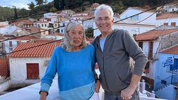 Barbara Klinner (links) mit Peter Kersten (rechts) auf seiner Terrasse im Dorf Pagondas auf Samos 