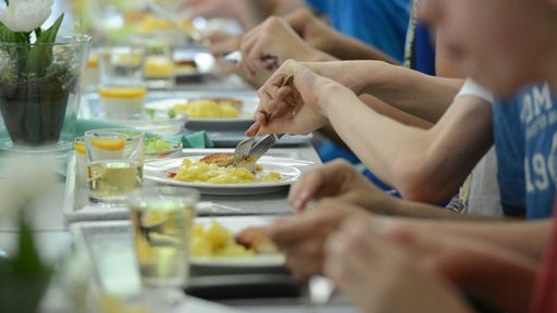Schüler des Immanuel-Kant-Gymnasiums essen in der Mensa der Schule