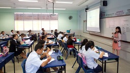 Schüler der Riverside Secondary School in Singapur während des Mathematik-Unterrichts. 