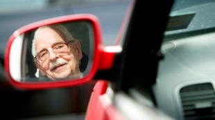 Gesicht eines Seniors im Rückspiegel